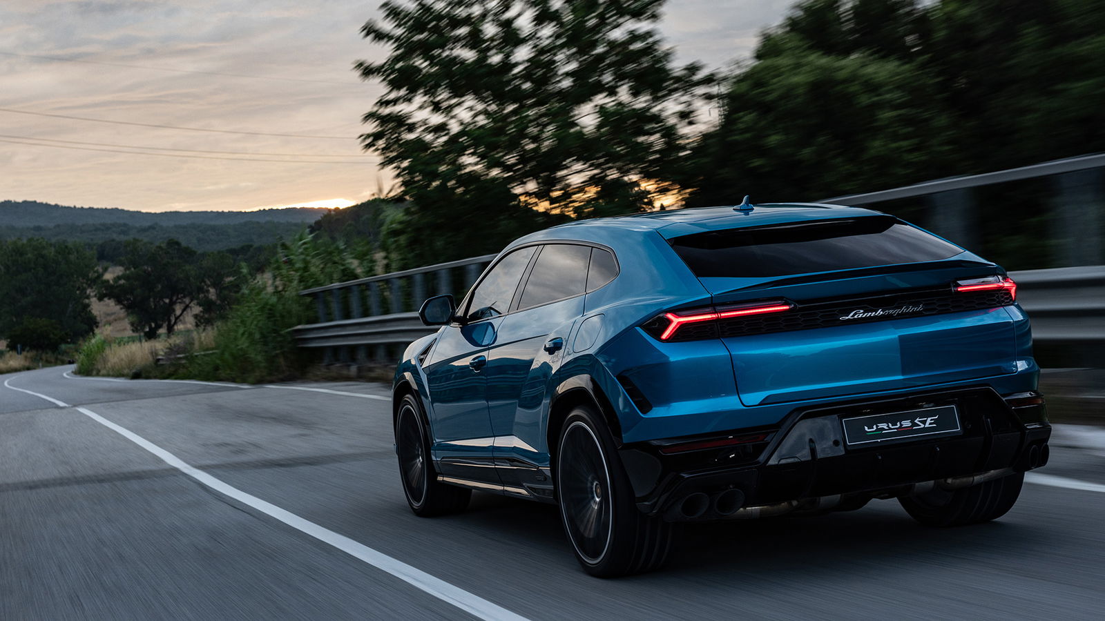 Lamborghini Urus SE, rear 3/4, driving